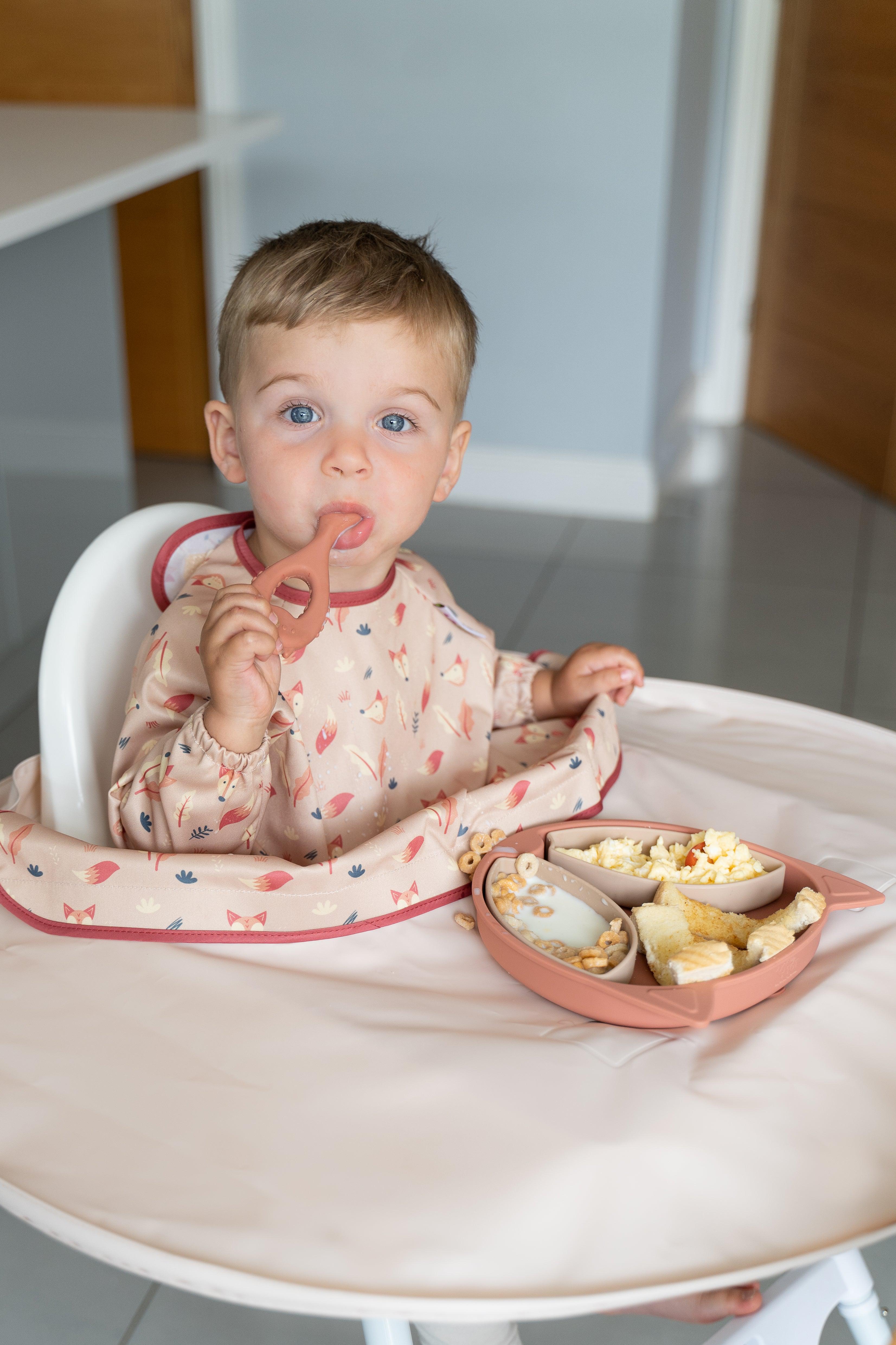 Tidy Tot Hagesmæk og Bakke - SÆT - Sand Ræv - Hagesmæk med ærmer - MamaMilla