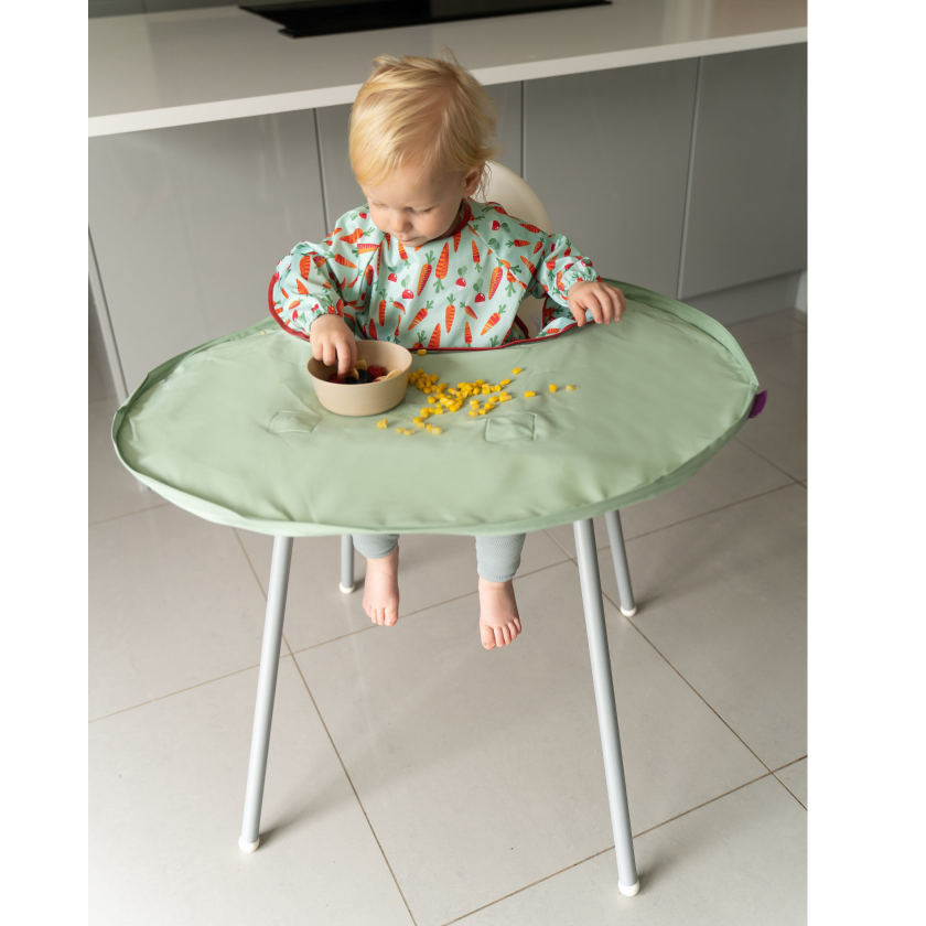 Tidy Tot Hagesmæk og Bakke - SÆT - Sage Grøntsager - Hagesmæk med ærmer - MamaMilla