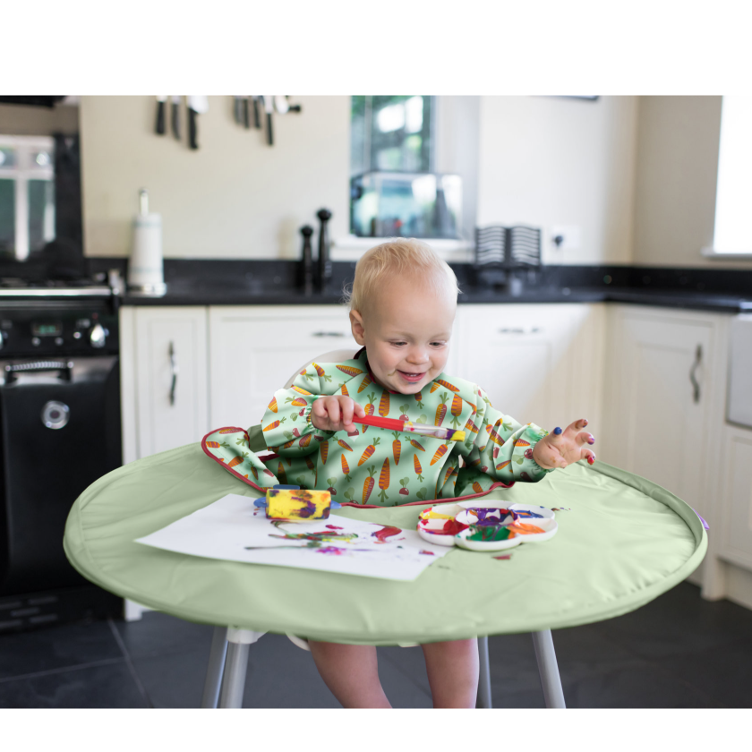 Tidy Tot Hagesmæk og Bakke - SÆT - Sage Grøntsager - Hagesmæk med ærmer - MamaMilla