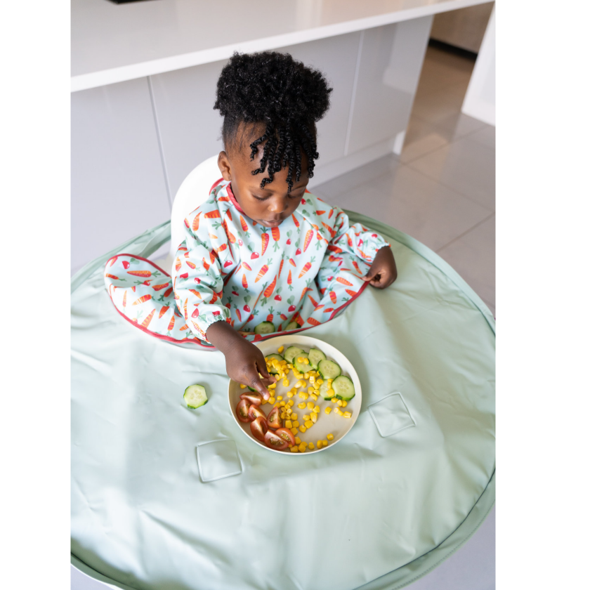 Tidy Tot Hagesmæk og Bakke - SÆT - Sage Grøntsager - Hagesmæk med ærmer - MamaMilla