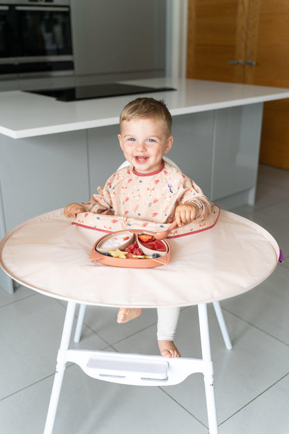 Tidy Tot Hagesmæk og Bakke - SÆT - Sand Ræv - Hagesmæk med ærmer - MamaMilla
