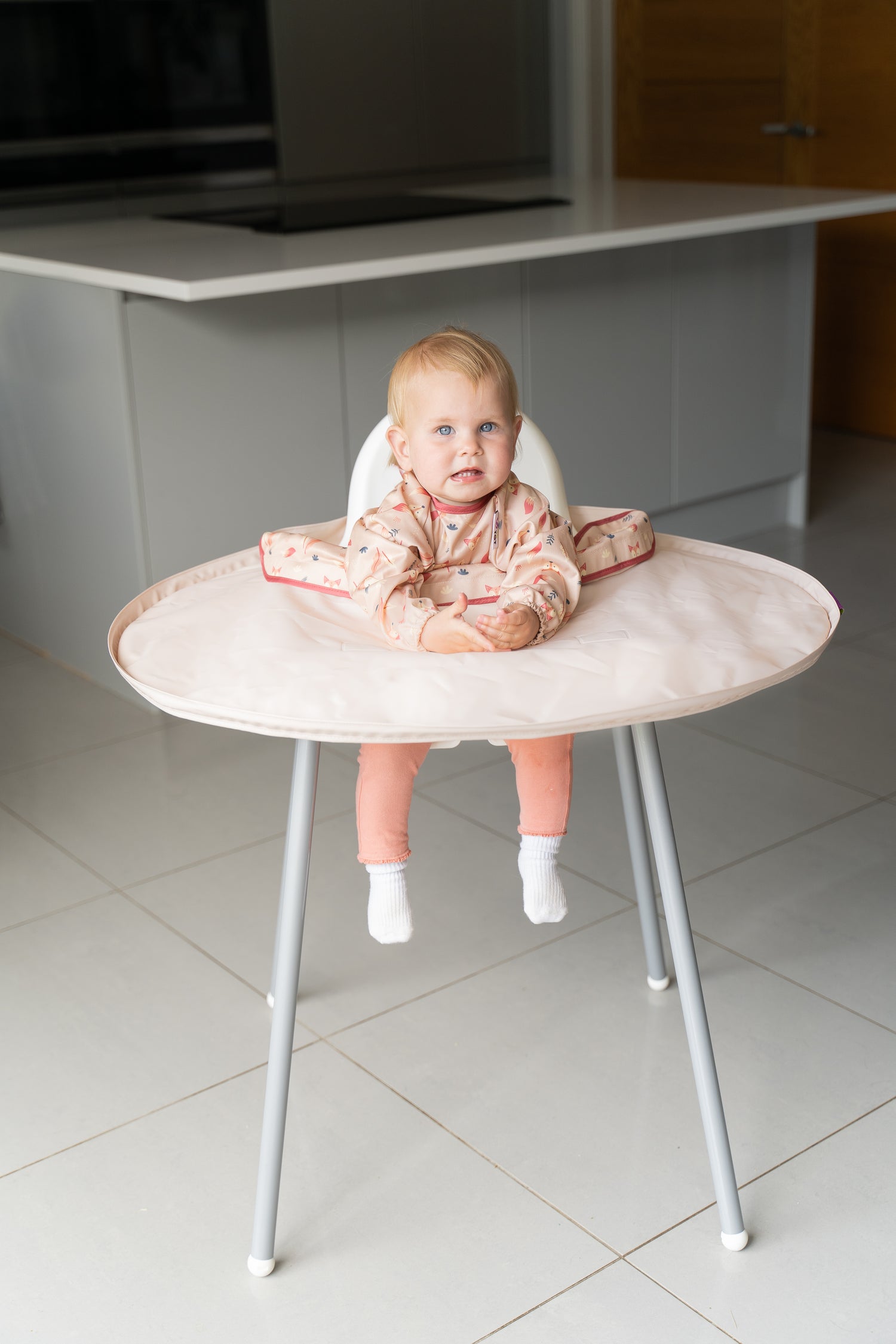 Tidy Tot Hagesmæk og Bakke - SÆT - Sand Ræv - Hagesmæk med ærmer - MamaMilla