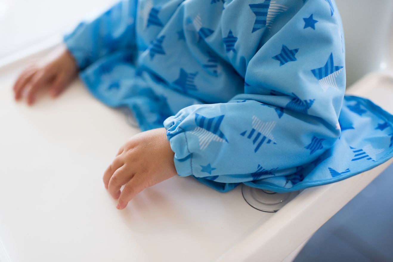 Tidy Tot Hagesmæk med Sugekop (korte ærmer) - Regnbue - Hagesmæk med ærmer - MamaMilla