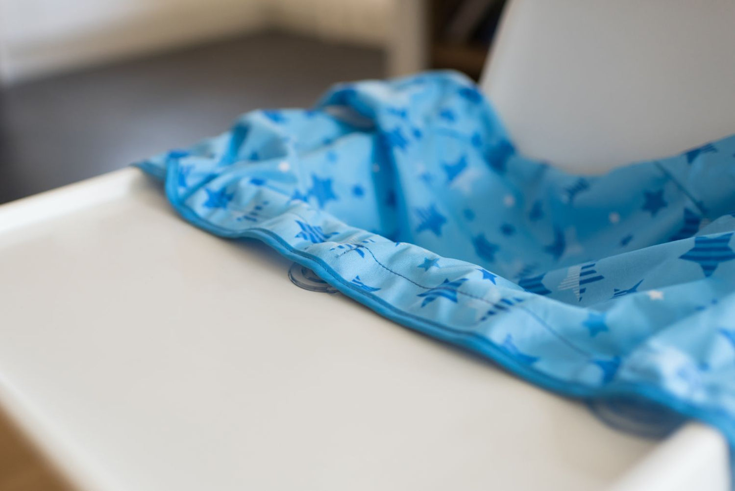 Tidy Tot Hagesmæk med Sugekop (korte ærmer) - Regnbue - Hagesmæk med ærmer - MamaMilla