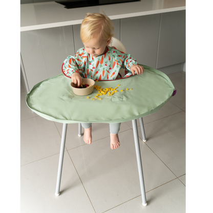 Tidy Tot Hagesmæk og Bakke - SÆT - Sage Grøntsager - Hagesmæk med ærmer - MamaMilla