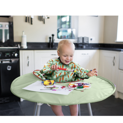 Tidy Tot Hagesmæk og Bakke - SÆT - Sage Grøntsager - Hagesmæk med ærmer - MamaMilla